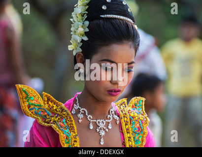 Frauen in ein fest für die Initiation der jungen Mönche Mandalay Myanmar Stockfoto