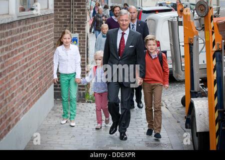 Brüssel, Belgien. 2. September 2013. König Philippe (Filip) bringt seine Kinder Prinzessin Eleonore, Prinzessin Elisabeth und Prinz Gabriel nach den Sommerferien zur Schule Sint-Jan Berchmanscollege in Brüssel, Belgien, 2. September 2013. Prinzessin Elisabeth beginnt ihr erstes Jahr an der High School. Foto: Dpa/Patrick van Katwijk/Alamy Live News Bildnachweis: Dpa picture-Alliance/Alamy Live News Stockfoto