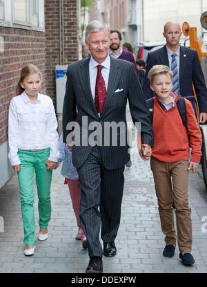 Brüssel, Belgien. 2. September 2013. König Philippe (Filip) bringt seine Kinder Prinzessin Eleonore, Prinzessin Elisabeth und Prinz Gabriel nach den Sommerferien zur Schule Sint-Jan Berchmanscollege in Brüssel, Belgien, 2. September 2013. Prinzessin Elisabeth beginnt ihr erstes Jahr an der High School. Foto: Dpa/Patrick van Katwijk/Alamy Live News Bildnachweis: Dpa picture-Alliance/Alamy Live News Stockfoto