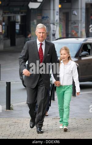 Brüssel, Belgien. 2. September 2013. König Philippe (Filip) bringt seine Kinder Prinzessin Eleonore, Prinzessin Elisabeth und Prinz Gabriel nach den Sommerferien zur Schule Sint-Jan Berchmanscollege in Brüssel, Belgien, 2. September 2013. Prinzessin Elisabeth beginnt ihr erstes Jahr an der High School. Foto: Dpa/Patrick van Katwijk/Alamy Live News Bildnachweis: Dpa picture-Alliance/Alamy Live News Stockfoto