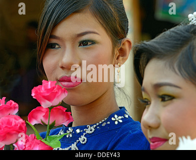 Frauen in ein fest für die Initiation der jungen Mönche Mandalay Myanmar Stockfoto