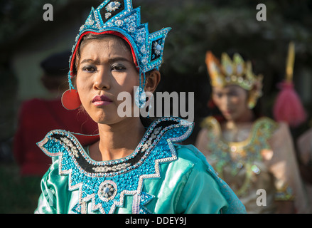 Frauen in ein fest für die Initiation der jungen Mönche Mandalay Myanmar Stockfoto