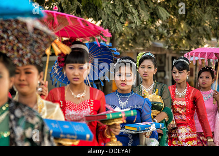 Frauen in ein fest für die Initiation der jungen Mönche Mandalay Myanmar Stockfoto