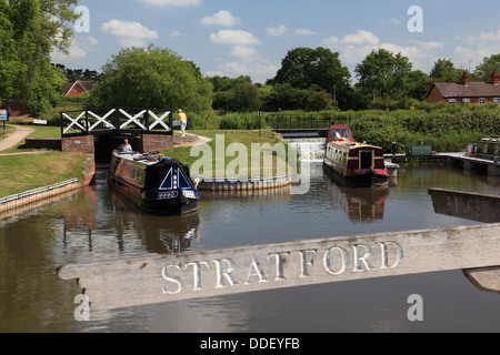 Ein Narrowboat Kingswood Kreuzung aus Schloss 19 des Fluges der Schlösser an der Stratford on Avon Canal Lapworth angekommen Stockfoto