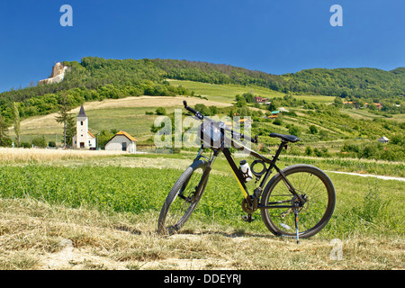 Mountain-Bike in die grüne Landschaft, Felder, Natur Stockfoto