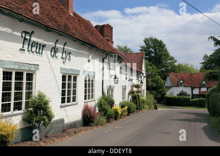 Die malerischen kleinen Dorf von Lowsonford in Warwickshire mit der bekannten 17. Jahrhundert Pub "Fleur de Lys" auf der linken Seite Stockfoto