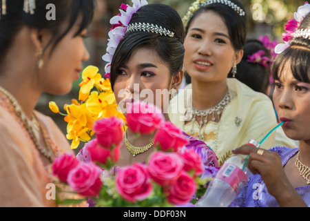 Frauen in ein fest für die Initiation der jungen Mönche Mandalay Myanmar Stockfoto