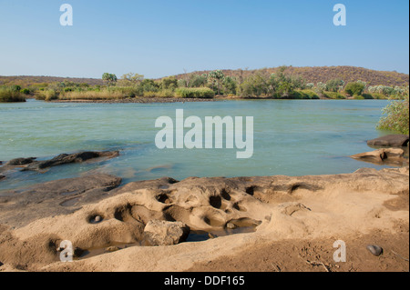 Kunene ist in Namibia die Grenze Fluss mit Angola Stockfoto