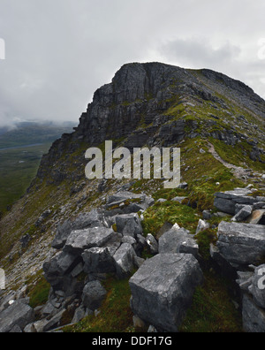 Die Gipfel-Klippen von Spidean Coinich (ein Corbett) auf dem schottischen Berg Quinag in der North West Highlands von Schottland. Stockfoto