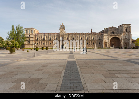 Am frühen Morgen in den Parador de León (Kloster von San Marcos) - Plaza San Marcos, León, Kastilien und León, Spanien Stockfoto