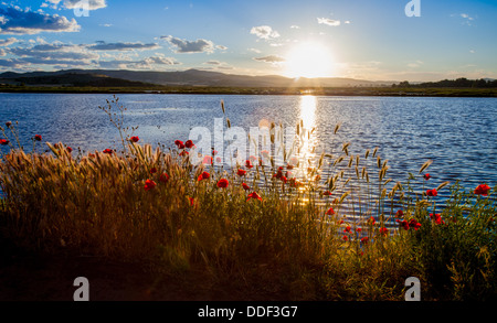 Sonnenuntergang über See in Kochani Mazedonien Stockfoto