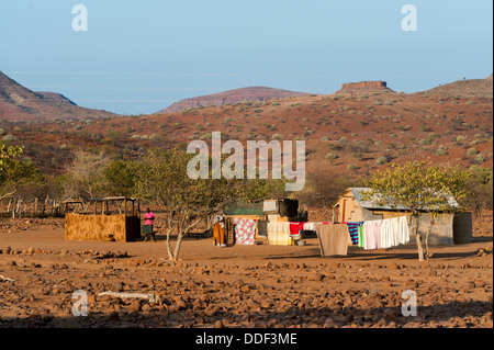 Gehöft mit Wäsche aufhängen zum Trocknen legen Sie in einer trockenen Landschaft, Kunene Region, Namibia Stockfoto