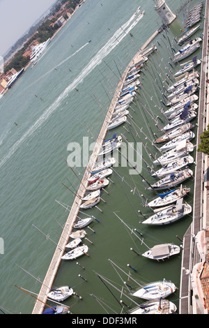 luxuriöse und teure Yachten und Motorboote vor Anker in der renommierten touristischen Hafen in Venedig Stockfoto