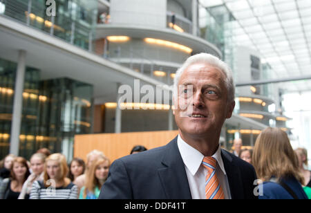 Berlin, Deutschland. 02. September 2013. Deutsche Transport Minister Peter Ramsauer (CSU) geht in einer nichtöffentlichen Sitzung des Ausschusses für Verkehr in das Paul-Loebe-Haus in Berlin, Deutschland, 2. September 2013. Der Ausschuss berät die Zuverlässigkeit des Eisenbahnverkehrs nach den Personalmangel im Stellwerk am Hauptbahnhof von Mainz. Foto: RAINER JENSEN/Dpa/Alamy Live-Nachrichten Stockfoto