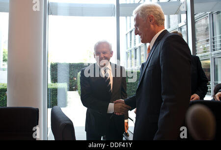 Berlin, Deutschland. 02. September 2013. Gehen Sie Bundesverkehrsminister Peter Ramsauer (CSU, R) und der Vorsitzende der Deutschen Bahn AG, Ruediger Grube in einer nichtöffentlichen Sitzung des Ausschusses für Verkehr in das Paul-Loebe-Haus in Berlin, Deutschland, 2. September 2013. Der Ausschuss berät die Zuverlässigkeit des Eisenbahnverkehrs nach den Personalmangel im Stellwerk am Hauptbahnhof von Mainz. Foto: RAINER JENSEN/Dpa/Alamy Live-Nachrichten Stockfoto