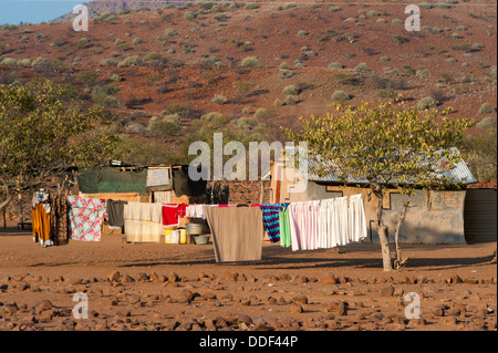 Gehöft mit Wäsche aufhängen zum Trocknen legen Sie in einer trockenen Landschaft, Kunene Region, Namibia Stockfoto