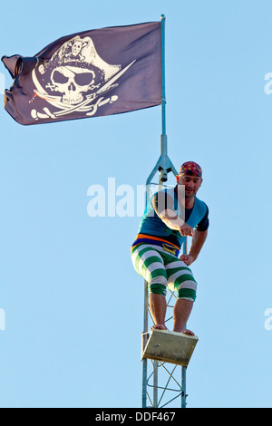 Piratenflagge während The Pirate Ship Kinderspielplatz an der 2011 Kentucky State fair. Kentucky, USA Stockfoto