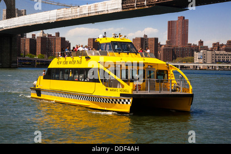 Gelben New Yorker Wassertaxi am East River, NYC, USA. Stockfoto