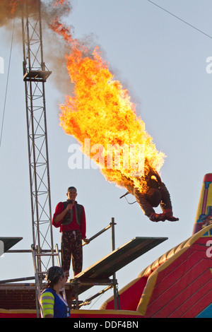 Ein brennender Stuntman taucht ins Wasser während der "Piratenschiff" Kinder spielen auf der 2011 Kentucky State fair. Kentucky, USA Stockfoto