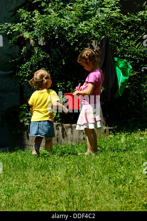 Mädchen spielen im sonnigen park Stockfoto