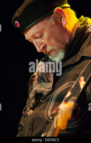 LINCOLN, CA - 30 August: Richard Thompson (R) führt mit Peter Frampton zur Unterstützung Framptons Gitarre Circus Tour am Thunde Stockfoto