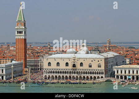 spektakulären Piazza San Marco in Venedig mit dem hohen Glockenturm und der Dogenpalast in Italien 3 Stockfoto