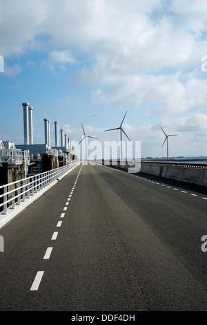 Radweg auf Sperrwerks, Pijlerdam, ein Teil der Deltawerke, Zeeland, Niederlande Stockfoto