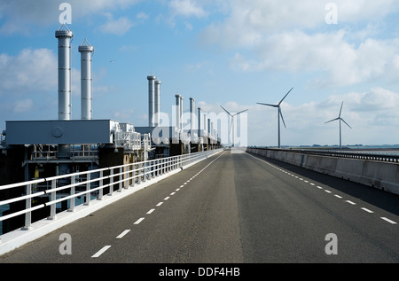 Radweg auf Sperrwerks, Pijlerdam, ein Teil der Deltawerke, Zeeland, Niederlande Stockfoto