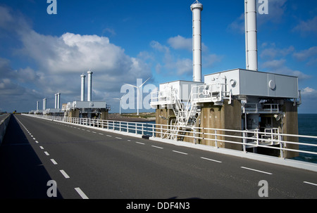 Radweg auf Sperrwerks, Pijlerdam, ein Teil der Deltawerke, Zeeland, Niederlande Stockfoto