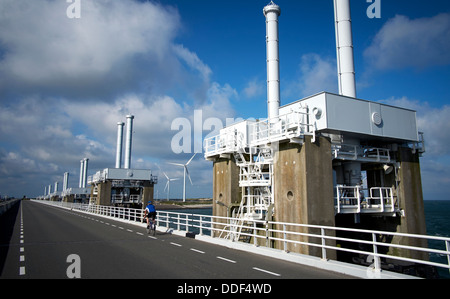 Radweg auf Sperrwerks, Pijlerdam, ein Teil der Deltawerke, Zeeland, Niederlande Stockfoto