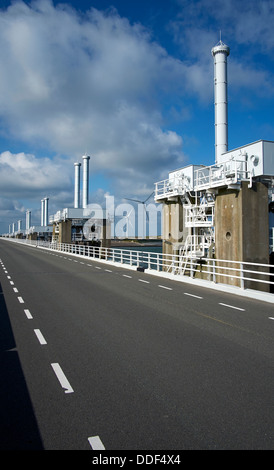 Radweg auf Sperrwerks, Pijlerdam, ein Teil der Deltawerke, Zeeland, Niederlande Stockfoto