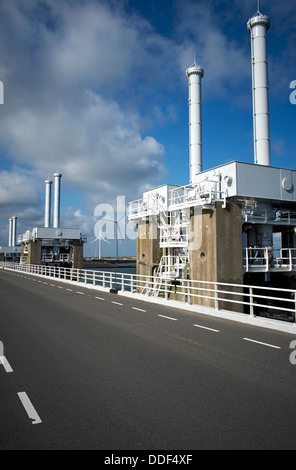 Radweg auf Sperrwerks, Pijlerdam, ein Teil der Deltawerke, Zeeland, Netherlandss Stockfoto