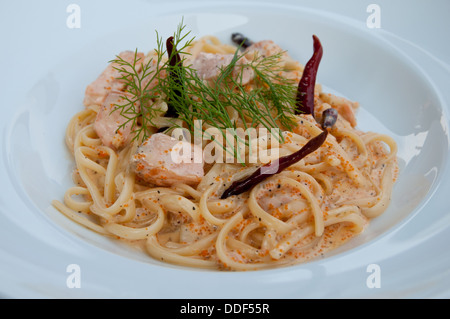 Thai Meeresfrüchte Spaghetti mit Lachs, Lachsrogen, Dill und getrockneten chili Stockfoto