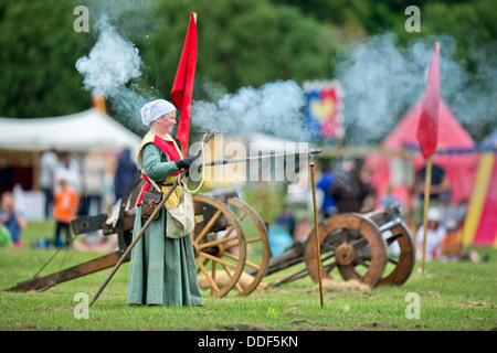 Der "Berkeley Scharmützel" mittelalterlichen Reinactments in Berkeley Castle in der Nähe von Gloucester wo der 500. Jahrestag der Schlacht von Fl Stockfoto
