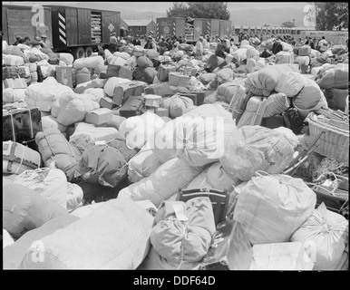 Salinas, Kalifornien. Gepäck, evakuierten japanischer Abstammung im Assembly Center vor dem angehören... 536166 Stockfoto