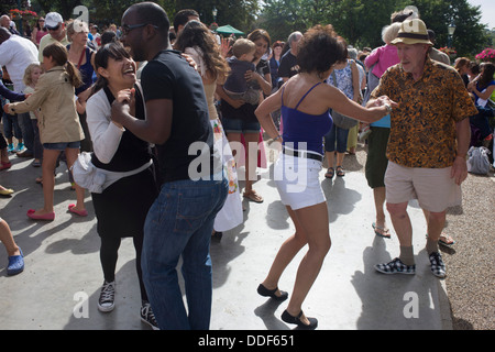 Der unterschiedlichsten Alters und ethnischer Herkunft auf der Tanzfläche als Tänzer genießen Sie einen Nachmittag ein Latin Music Festival in Süd-London. Stockfoto