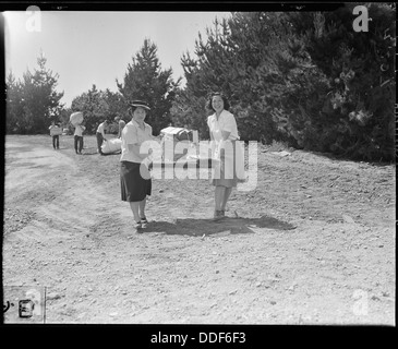 Salinas, Kalifornien. Evakuierten japanischer Abstammung kommen mit ihrer Person in dieser Versammlung Mitte... 536164 Stockfoto