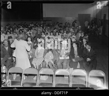 Salinas, Kalifornien. Sitz in Familiengruppen, Einchecken evakuierten japanischer Abstammung im Armory Befo... 536188 Stockfoto