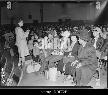 Salinas, Kalifornien. Sitz in Familiengruppen, Einchecken evakuierten japanischer Abstammung im Armory Befo... 536190 Stockfoto