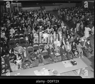 Salinas, Kalifornien. Sitz in Familiengruppen, Einchecken evakuierten japanischer Abstammung im Armory Befo... 536192 Stockfoto