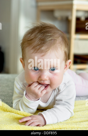 Kaukasische niedlichen mit schönen Augen auf Bauch liegend und schaut sich um. Stockfoto