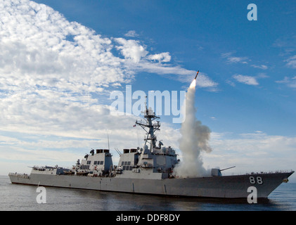 Ein Tomahawk-Marschflugkörper startet von der USS Preble 29. September 2010 im Pazifischen Ozean. Stockfoto