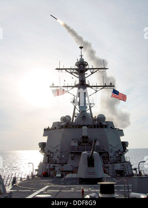 Ein Tomahawk-Marschflugkörper ist aus der Lenkwaffenzerstörer USS Winston S. Churchill 22. März 2003 im Mittelmeer ins Leben gerufen. Die Raketen sind zur Unterstützung der Operation Iraqi Freedom. Stockfoto