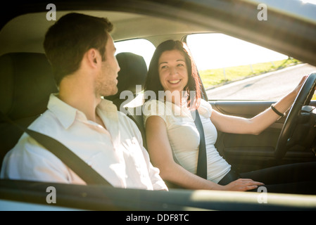 Glückliche Zeit zusammen - paar im Auto auf einander suchen Stockfoto