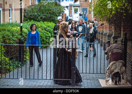 London, UK. 01. September 2013. Geschichte eines Nacht-Pianisten. Letzte Nacht in The Space, Westferry Road in London. September 2013 © Carole Edrich/Alamy Live News Stockfoto