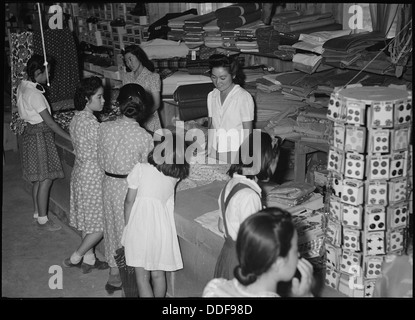 Zwei Angestellte, Hannah Takeoka und Namie Hamada, sind im Jerome Relocation Center in Dermott, Arkansas, zu sehen, wo japanische Amerikaner während des Zweiten Weltkriegs interniert wurden Stockfoto