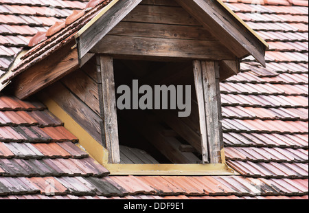 Antike Dachfenster auf den Dachboden. Stockfoto