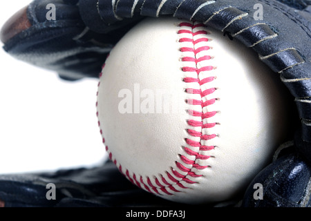 Makroaufnahme eines Baseballs und einen Handschuh Stockfoto