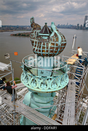 Blick auf die Fackel-Plattform der Statue of Liberty Blick nach Osten in New York Harbor, Ellis Island und Lower Manhattan während der Restaurierung im Jahr 1984 auf Liberty Island, NY. Die Restaurierung erfolgte zum hundertjährigen Jubiläum. Stockfoto