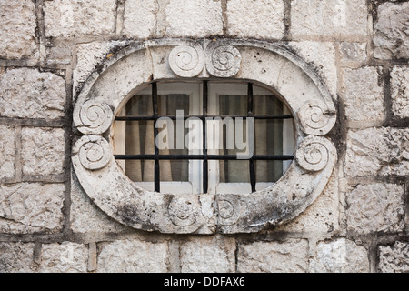 Alte Steinmauer mit Metall Fenstergitter. Perast Stadt, Montenegro Stockfoto